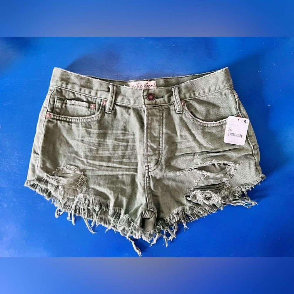 Free People NWT distressed shorts size 26